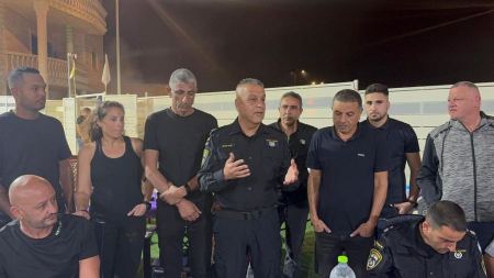 شرطة الجنوب بلقاء أفراد عائلة القرناوي في مدينة رهط